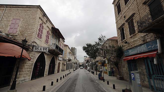 صورة تظهر السوق القديمة المهجورة لمدينة جونية الساحلية اللبنانية